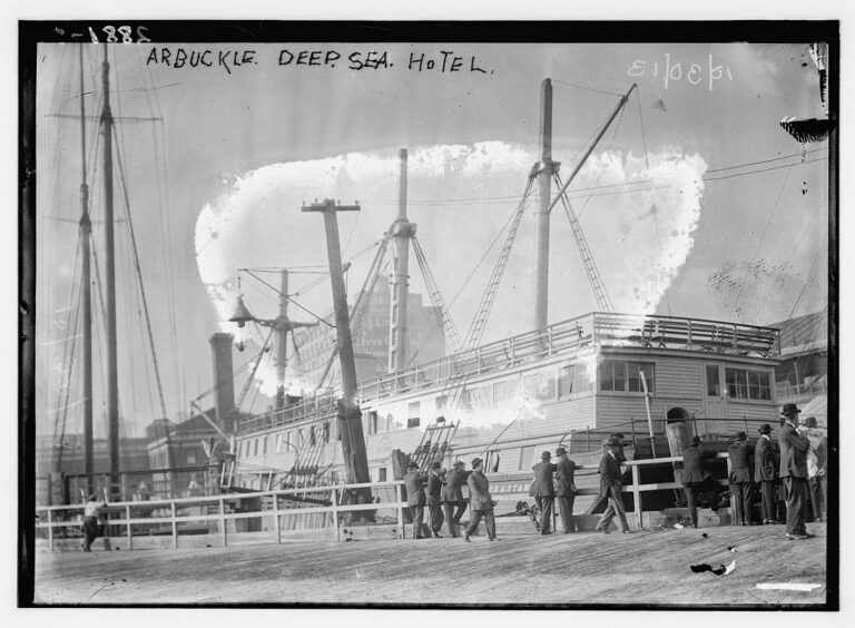 The Deep Sea Hotel: A nautical housing solution for independent women