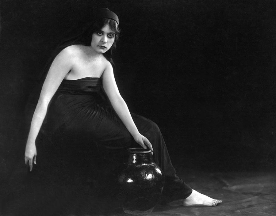 Theda Bara in the 1915 film Sin