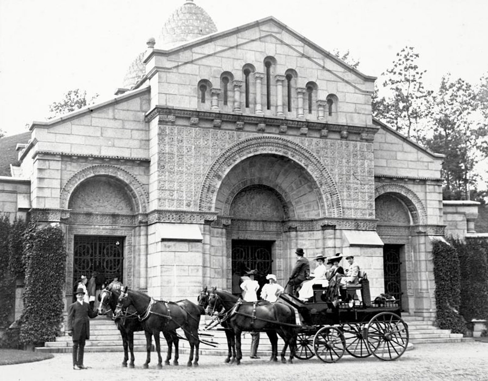 new-york-vanderbilt-mausoleum-2-1892-unknown