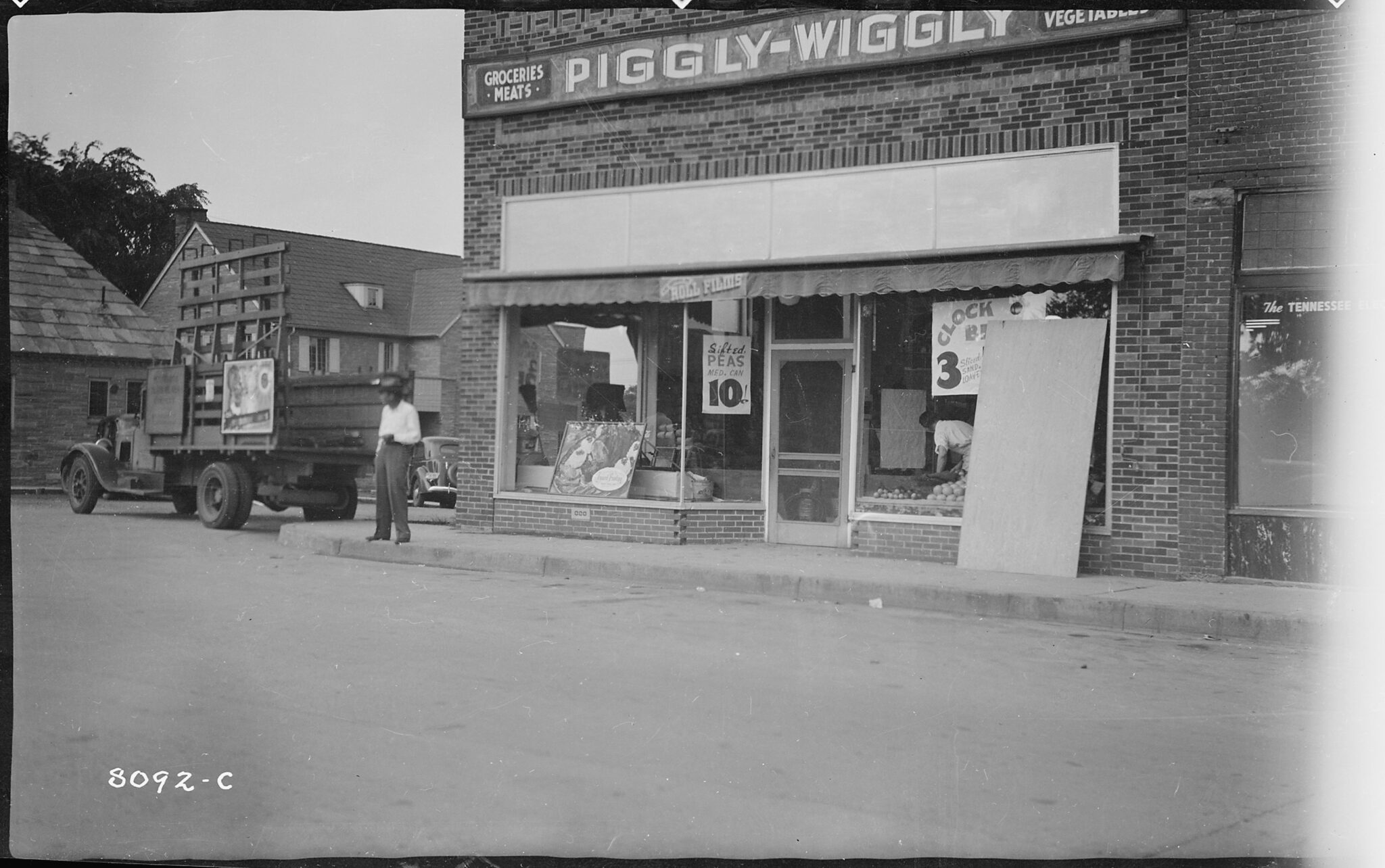 A Grocery Story America's First Supermarket Opens in Queens 1930 The