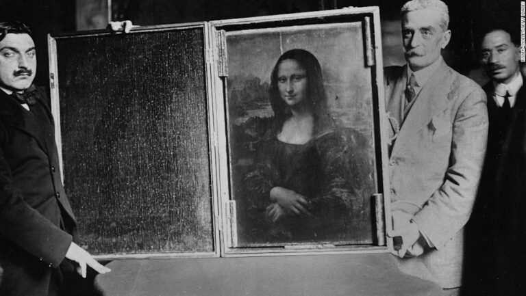 Stealing a Smile: The First Theft from the Louvre, Paris 1911